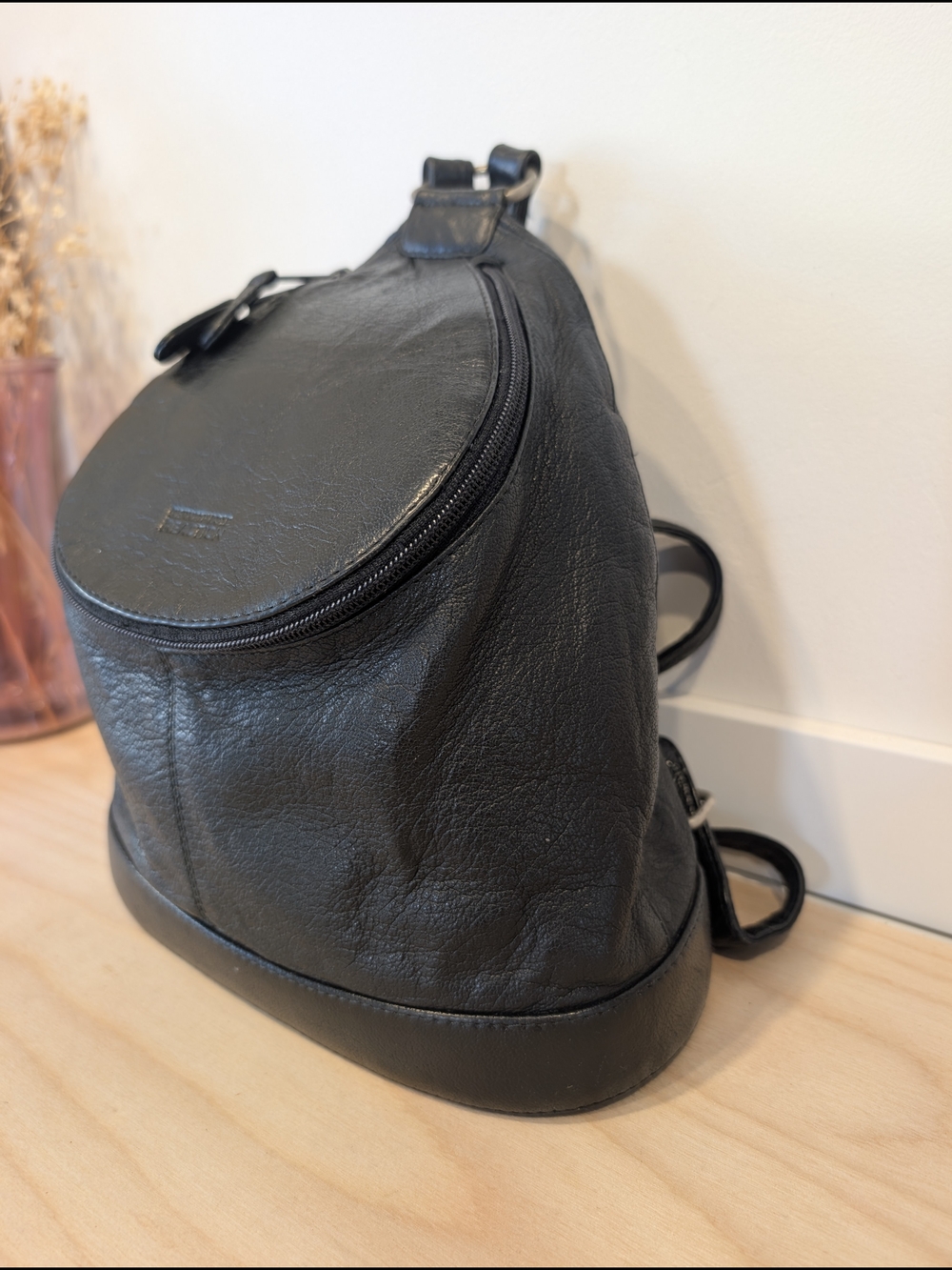 Kenneth Cole Vintage Black Leather Teardrop Backpack Purse - Picture 5 of 15